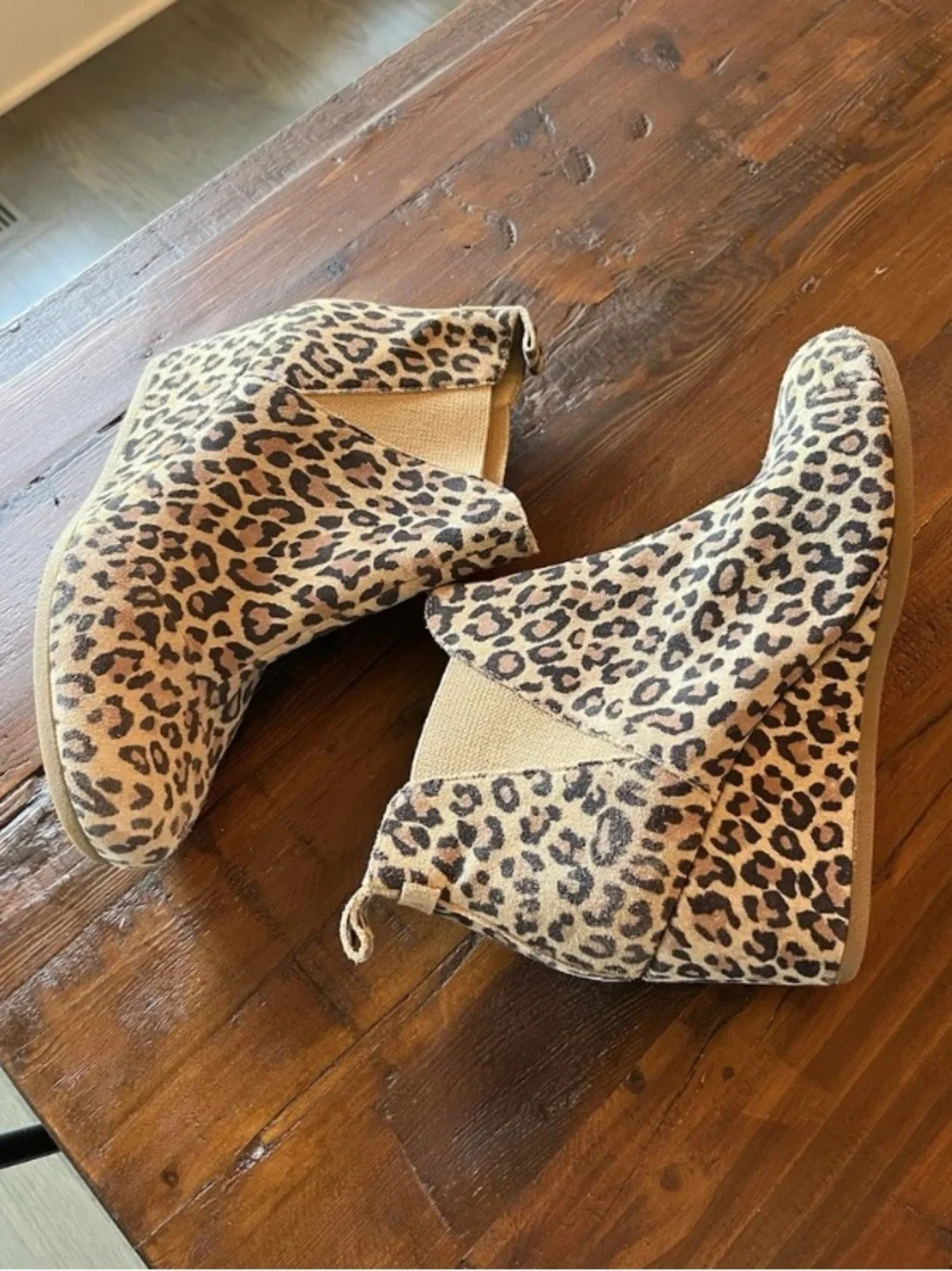 TOMS Kelsey Wedge Ankle Booties Desert Tan Leopard Print Suede Women's Size 9.5